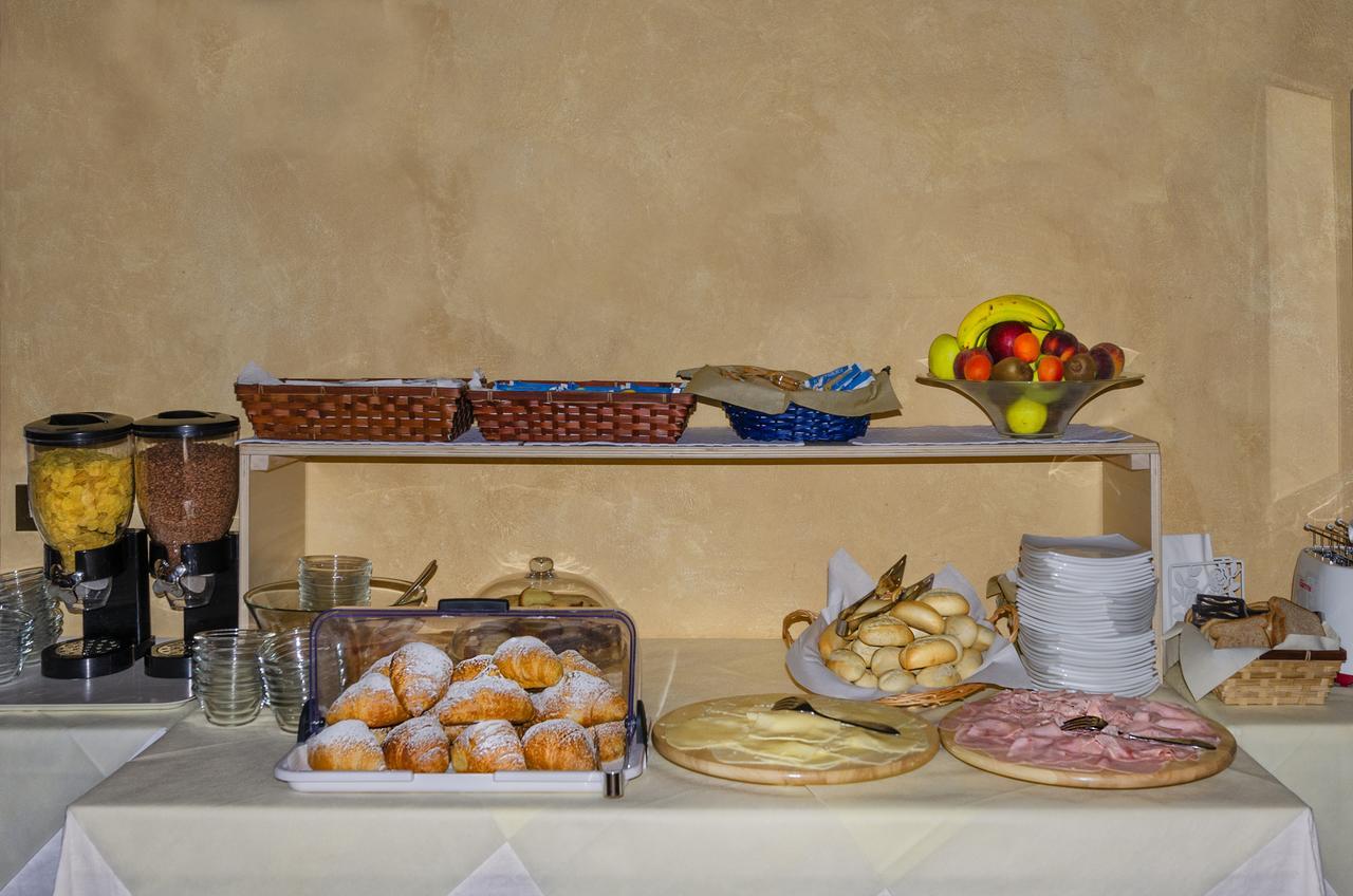 Hotel Casa Diocesana Di Лука Екстериор снимка